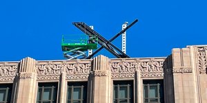 Η νέα πινακίδα Χ στο Σαν Φρανσίσκο, στα κεντρικά του Twitter / Φωτογραφία: AP Photos