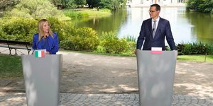 Η Τζόρτζια Μελόνι και ο Ματέους Μοραβιέτσκι σε συνέντευξη Τύπου μετά τη συνάντησή τους στην Πολωνία / Φωτογραφία: AP Photos
