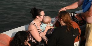 Μητέρα με βρέφος εκκενώνουν μέσω θαλάσσης