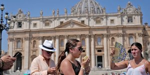 Τουρίστες προσπαθούν να δροσιστούν στο Βατικανό