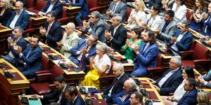 Βουλευτές του ΣΥΡΙΖΑ και του ΠΑΣΟΚ στη Βουλή