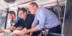 Ο Πρίγκιπας Ουίλιαμ σερβίροντας μπέργκερ