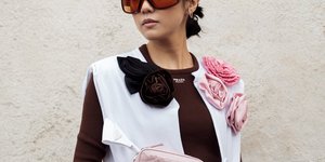 γυναίκα με φόρεμα με λουλούδια