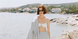 γυναίκα με λευκό σουτιέν