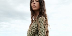 γυναίκα με φόρεμα Zara 