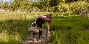 Γυναίκα χωράφι βότανα Κομοτηνή Grizo Prasino