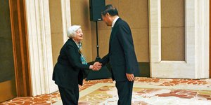 H Αμερικανίδα ΥΠ ΟΙΚ Γέλεν υποκλίνεται στον αντιπρόεδρο της κινεζικής κυβέρνησης, Χε Λιφένγκ