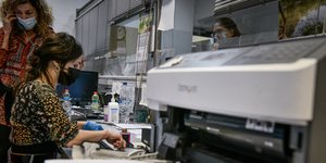 Υπάλληλος σε ΔΟΥ εξυπηρετεί πελάτισσα