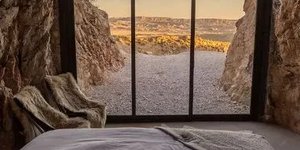 Ένας ανακαινιστής μεταμόρφωσε ένα έρημο βουνό σε μια πολυτελή βίλα σε σπήλαιο