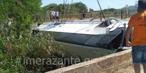 Το τουριστικό λεωφορείο που έπεσε από γεφύρι στη Ζάκυνθο