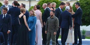 Ο Ζελένσκι και η σύζυγός του με άλλους ηγέτες στη Σύνοδο ΝΑΤΟ