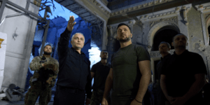 Ο Βολοντιμιρ Ζελένσκι επιθεώρησε τις ζημιές στον καθεδρικό ναό της Μεταμορφώσεως του Σωτήρος, στην Οδησσό