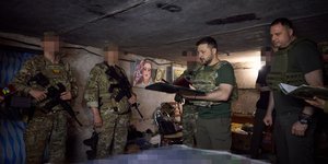 Ο πρόεδρος της Ουκρανίας, Βολόντιμιρ Ζελένσκι, σε καταφύγιο ουκρανικής μονάδας κοντά στο Μπαχμούτ