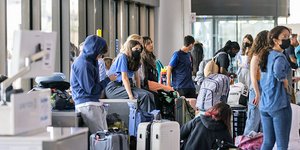 Επιβάτες στο αεροδρόμιο του Χίθροου περιμένουν με αγωνία τι θα γίνει με τις πτήσεις τους