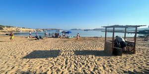 άδεια παραλία χωρίς ξαπλώστρες Πάρος κίνημα πετσέτας