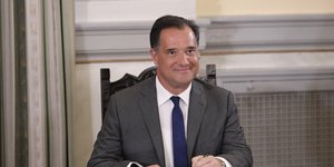 Ο Αδωνις Γεωργιάδης υπογράφει στην ορκωμοσία