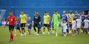 Είσοδος των παικτών της ΑΕΚ και της Ντιναμό Ζάγκρεμπ