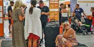 Κόσμος περιμένει στο αεροδρόμιο της Λα Παλμα για την πτήση επιστροφής στη Βρετανία