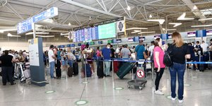 Επιβάτες στο αεροδρόμιο περιμένουν στην ουρά για check in
