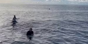 H στιγμή της διάσωσης των Αυστραλών σέρφερ στον Ειρηνικό, ανοικτά της Ινδονησίας