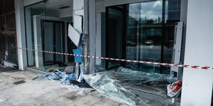 Αυτοκίνητο έπεσε σε τζαμαρία στην Κηφισίας