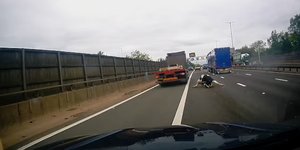 Η στιγμή που η αγελάδα πέφτει από φορτηγό σε αυτοκινητόδρομο στη Βρετανία 