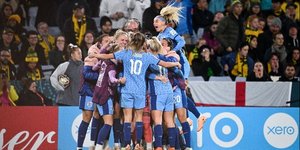 Οι παίκτριες της Αγγλίας πανηγυρίζουν