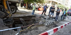 Πυρετώδεις εργασίες για την αποκατάσταση του αγωγού της ΕΥΔΑΠ που έσπασε και πλημμύρισε την Ερμού στη Θεσσαλονικη
