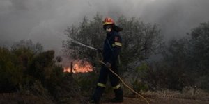 Πυροσβέστης σε μάχη με τις πυρκαγιές / Φωτογραφία αρχείου