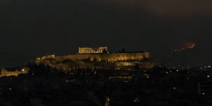 Η Ακρόπολη και στο βάθος η φωτιά