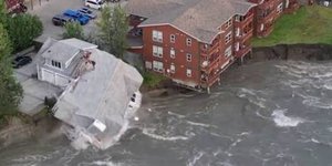 H στιγμή που τα νερά του ποταμού Μέντενχολ παρασέρνουν την έπαυλη στο Τζούνο της Αλάσκα