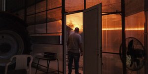 Κάτοικος του οικισμού Άβαντας παρακολουθεί τη φωτιά που μαίνεται στην Αλεξανδρούπολη