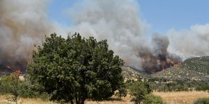 Μαίνεται η μεγάλη φωτιά στην Αλεξανδρούπολη