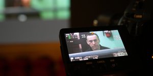 O Αλεξέι Ναβάλνι κατά τη διάρκεια δίκης του στη Ρωσία