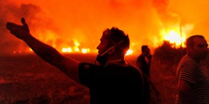 Μαίνεται για τρίτη μέρα η μεγάλη φωτιά στην Αλεξανδρούπολη