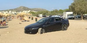 Αυτοκίνητο κόλλησε στην άμμο στην παραλία Βάρκιζας