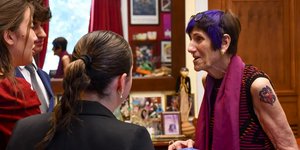 H Αμερικανίδα βουλευτής Ρόζα ΝτεΛάουρο με το τατουάζ στο αριστερό της μπράτσο 