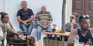 Ο Νίκος Ανδρουλάκης με φίλη του στην Αμοργό