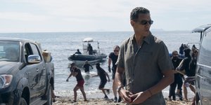 αντρας πισω τρεχουν θαλασσα