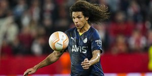 Ο Αράο με τη φανέλα της Φενέρ