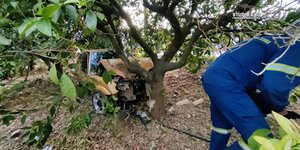 Αυτοκίνητο στην Αργολίδα καρφώθηκε με σφοδρότητα σε δέντρο
