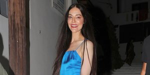 Η Αριάνα Ρόκφελερ με μπλε φόρεμα χαμογελά