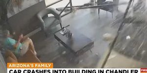 Αυτοκίνητο έπεσε πάνω σε ινστιτούτο ομορφιάς στην Αριζόνα
