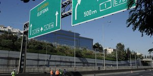 Φωτιά εκδηλώθηκε σε όχημα που κινείτο επί της Αττικής Οδού, στο ύψος του κόμβου Κηφισίας