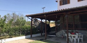 Αυτοκίνητο «προσγειώθηκε» στην αυλή σπιτιού στο Φίλυρο Θεσσαλονίκης
