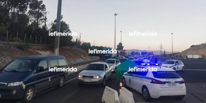 Τα αυτοκίνητα που «εγκλωβίστηκαν» στην εθνική οδό Αθηνών-Κορίνθου μετά τη φωτιά σε βυτιοφόρο