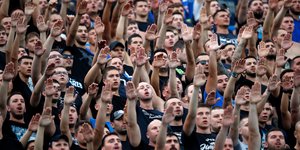 Οι σκληροί χούλιγκαν της Ντιναμό χαιρετούν ναζιστικά