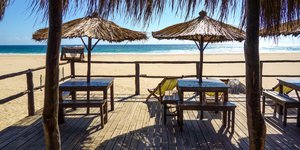 Τραπέζια και καρέκλες σε παραλία