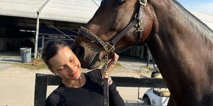 Η Μπέλα Χαντίντ ποζάρει δίπλα σε άλογο