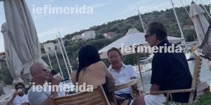 Ο Τζεφ Μπέζος απολαμβάνει το ποτό του